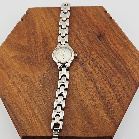 Fossil Women's Simple Everyday Bracelet Watch Silver Tone Classy Basic ES-8826 - Picture 4 of 7